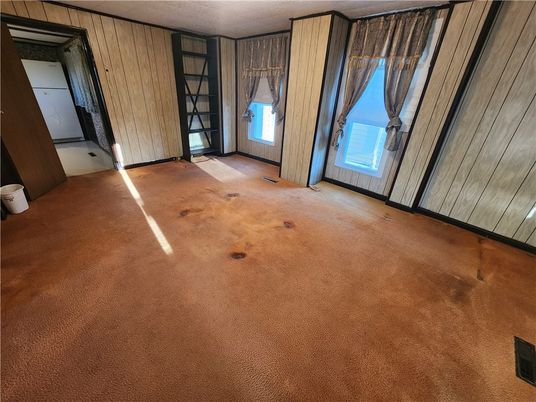 Empty room, Interior