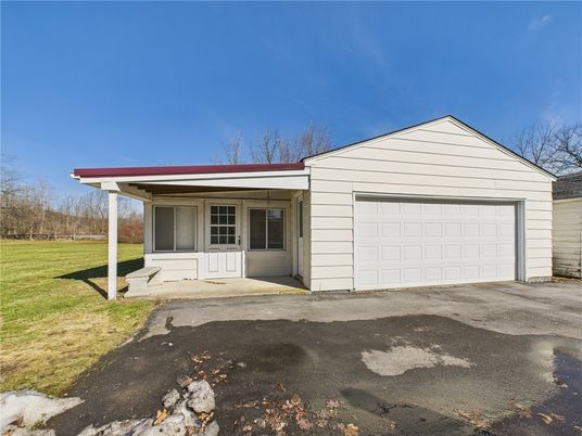 Attached, Exterior, Facade, Ranch