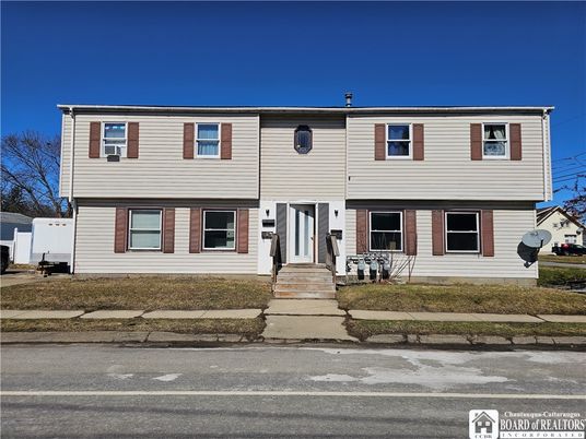 Exterior, Facade, Raised Ranch