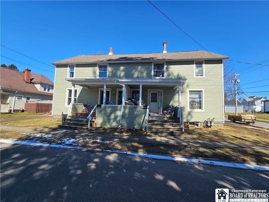 Exterior, Facade, American Foursquare