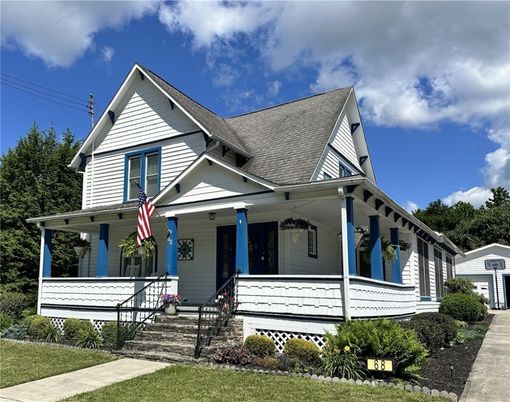 Exterior, Facade, Queen Anne Victorian