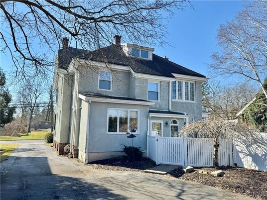 Exterior, Facade, American Foursquare