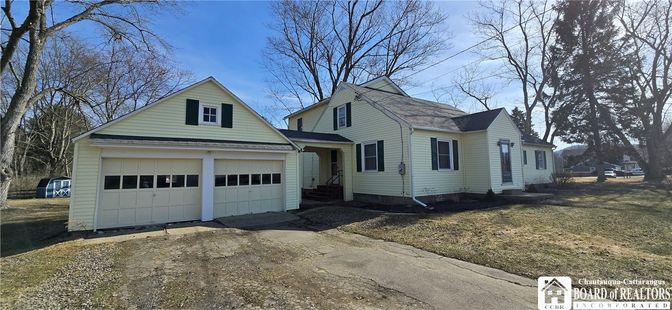 Attached, Exterior, Facade, Farmhouse
