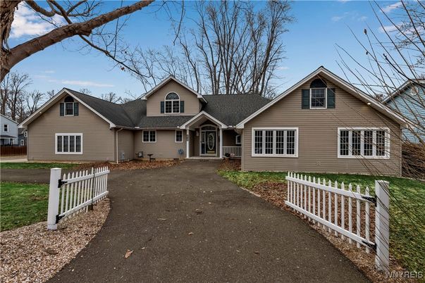 Exterior, Facade, Ranch