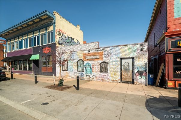 Exterior, Facade, Rowhouse