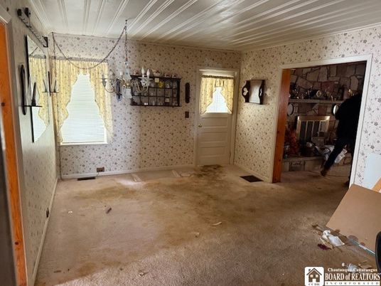 Empty room, Interior