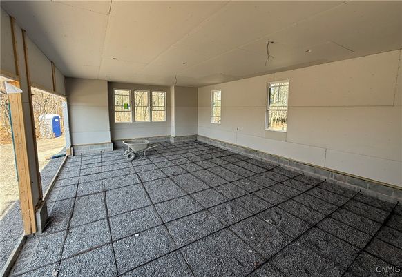 Empty room, Interior