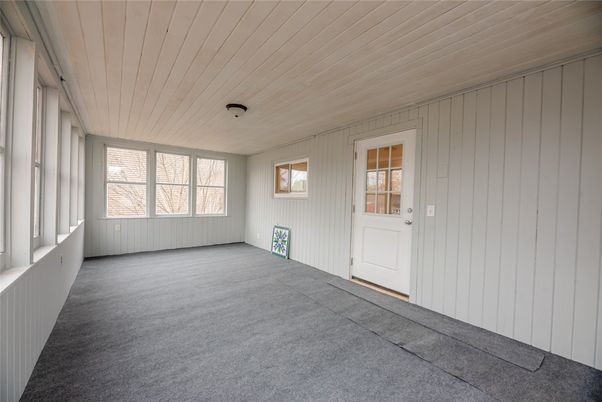 Empty room, Interior