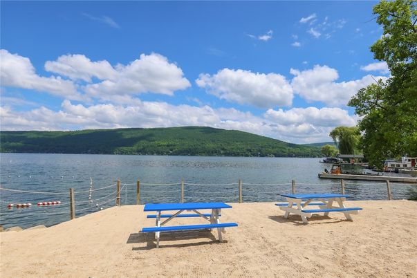 Exterior, Lake