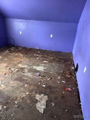 Empty room, Interior