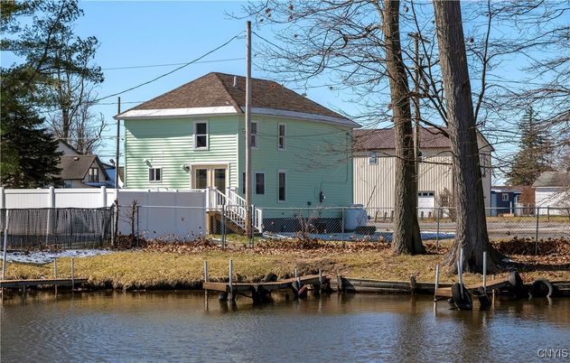 Exterior, Lake