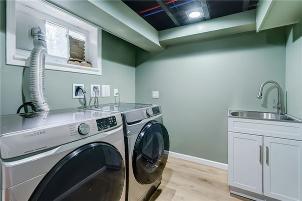 Interior, Recessed Lighting, Washer, Wood Texture Flooring