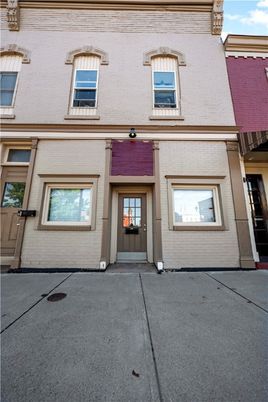 Exterior, Facade, Rowhouse