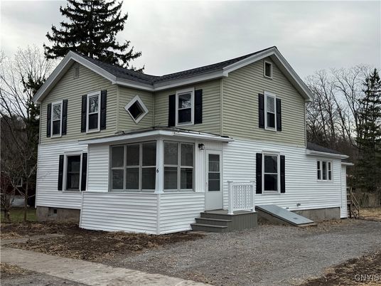 Exterior, Facade, Farmhouse