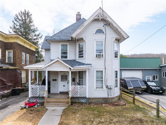 Attached, Exterior, Facade, Queen Anne Victorian