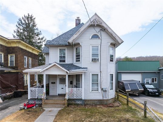 Attached, Exterior, Facade, Queen Anne Victorian