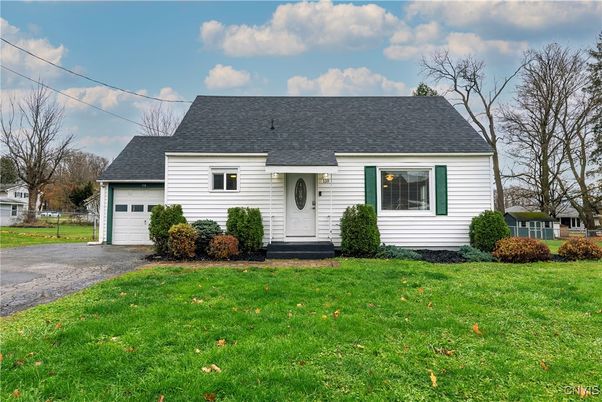 Attached, Exterior, Facade, Cape Cod