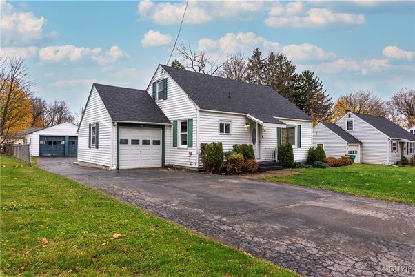 Attached, Exterior, Facade, Cape Cod