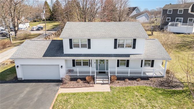 Attached, Exterior, Facade, Cape Cod