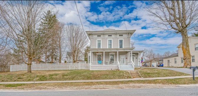 Exterior, Facade, American Foursquare