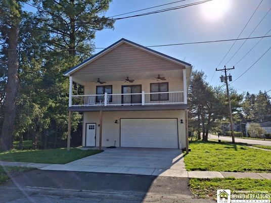 Attached, Exterior, Facade, Farmhouse