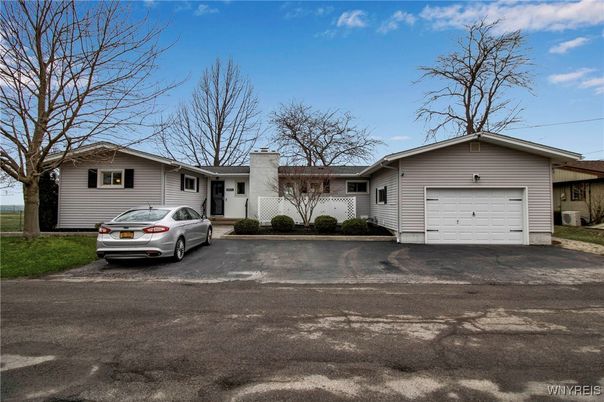 Attached, Exterior, Facade, Ranch