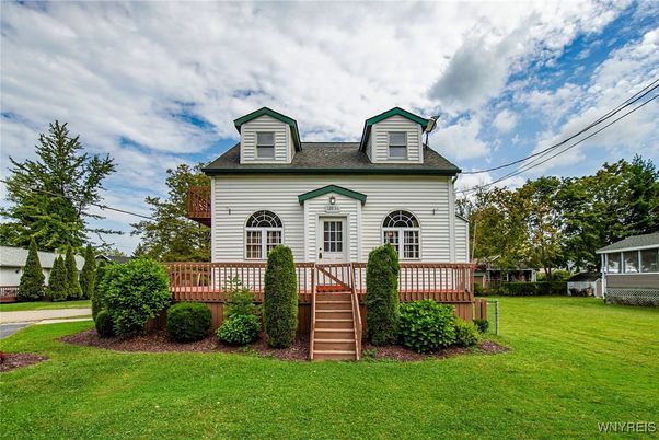 Backyard, Exterior, Facade, Queen Anne Victorian