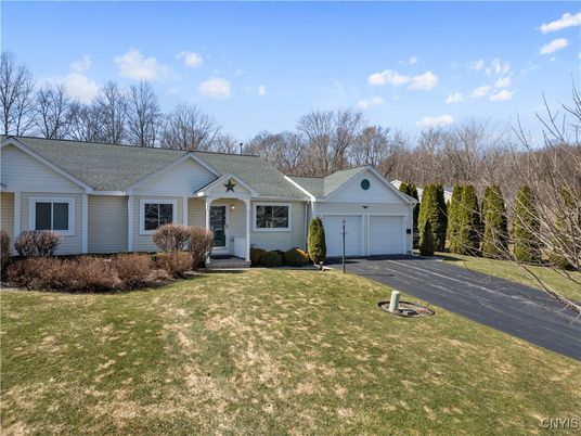 Attached, Exterior, Facade, Ranch