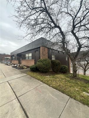 Backyard, Exterior, Facade, Brick Facade, Modern