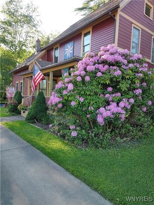Exterior, Facade, Raised Ranch