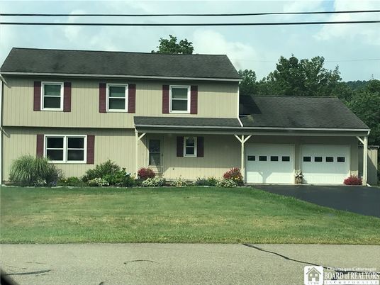Attached, Exterior, Facade, Farmhouse