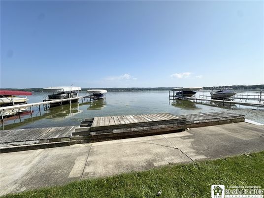 Exterior, Lake