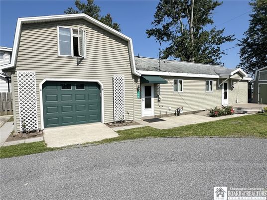 Attached, Exterior, Facade, Split Level