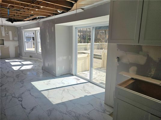 Empty room, Interior, Marble, Wooden Beams