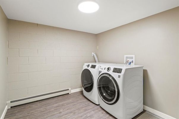 Interior, Recessed Lighting, Washer, Wood Texture Flooring
