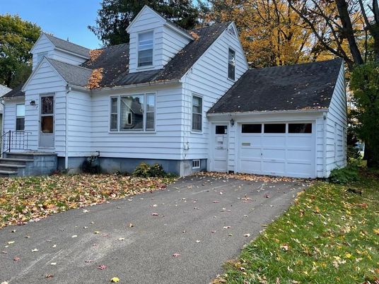 Attached, Exterior, Facade, Cape Cod