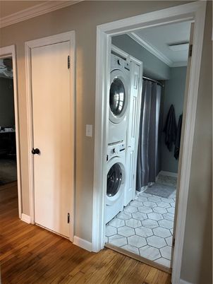 Interior, Utility Closets, Washer, Wood Texture Flooring