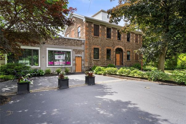 Exterior, Facade, Brick Facade, Georgian