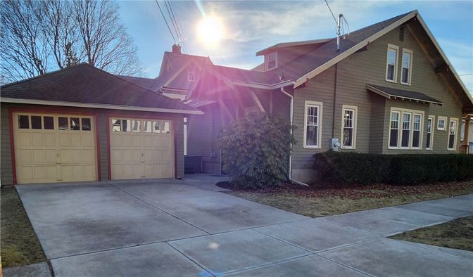 Attached, Exterior, Facade, American Craftsman