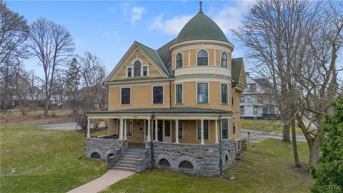 Exterior, Facade, Queen Anne Victorian
