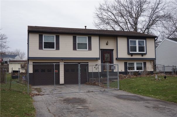 Attached, Exterior, Facade, Raised Ranch