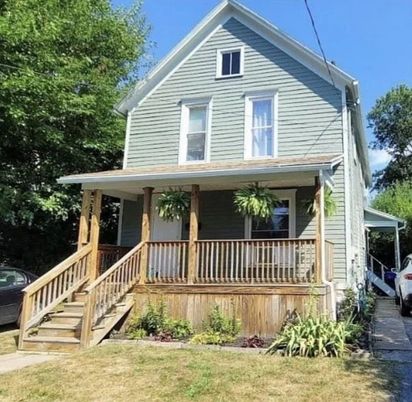 Exterior, Facade, Queen Anne Victorian