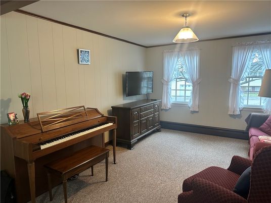 Interior, Piano