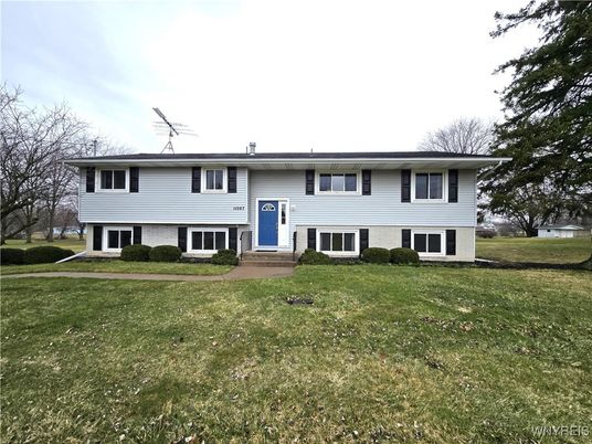 Backyard, Exterior, Facade, Raised Ranch