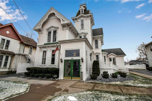 Exterior, Facade, Queen Anne Victorian