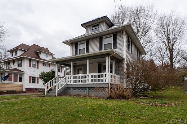 Exterior, Facade, American Foursquare