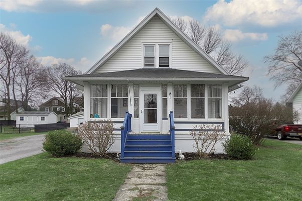 Exterior, Facade, Queen Anne Victorian