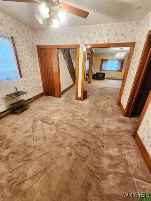 Empty room, Interior