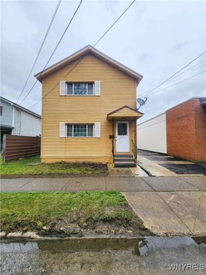 Exterior, Facade, Split Level