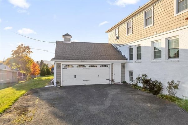 Attached, Exterior, Facade, Cape Cod